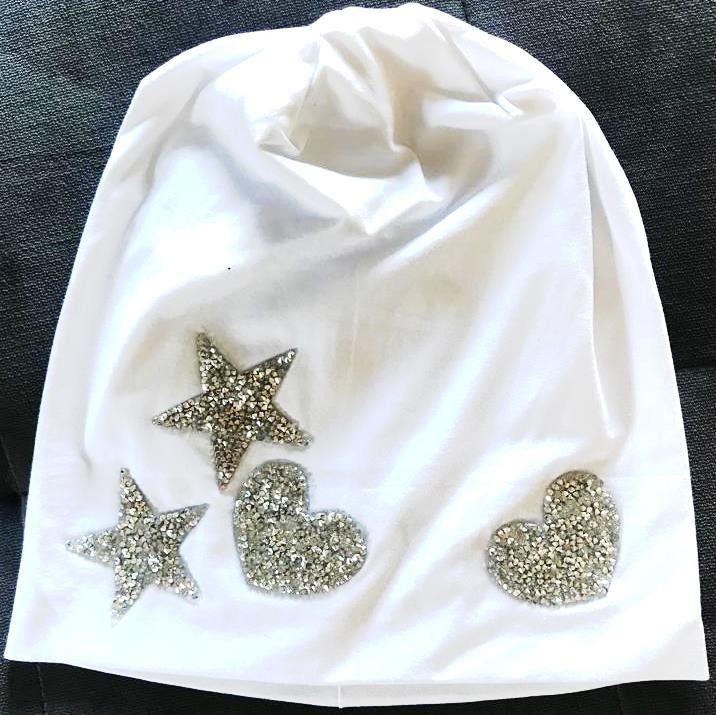 White cotton beanie w/heart and stars