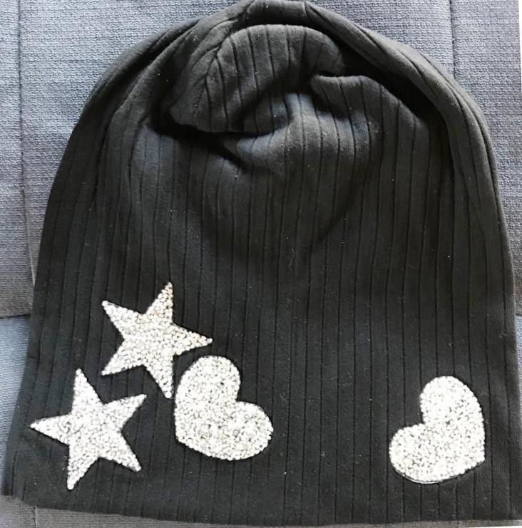 Black wide ribbed cotton beanie w/heart and stars