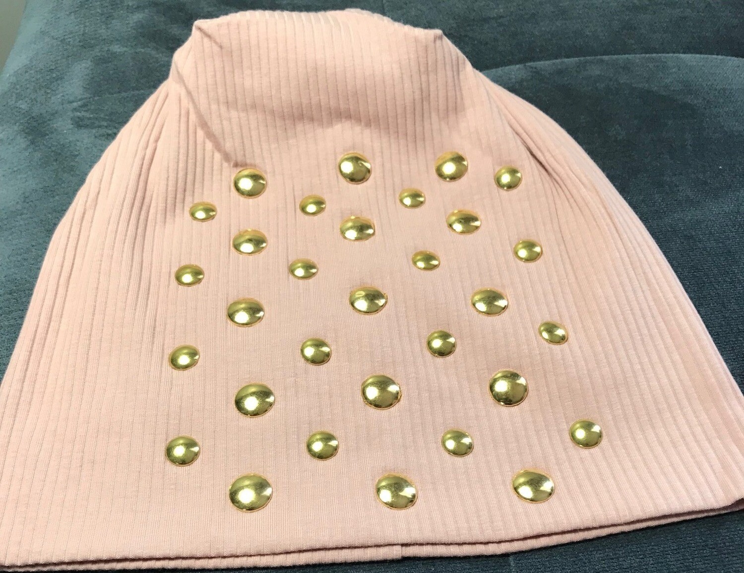 Ribbed beanie with flat gold metal