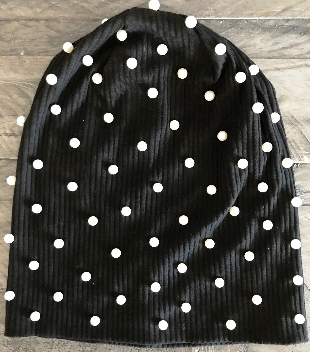 Stylish beanie w/small pearls - black