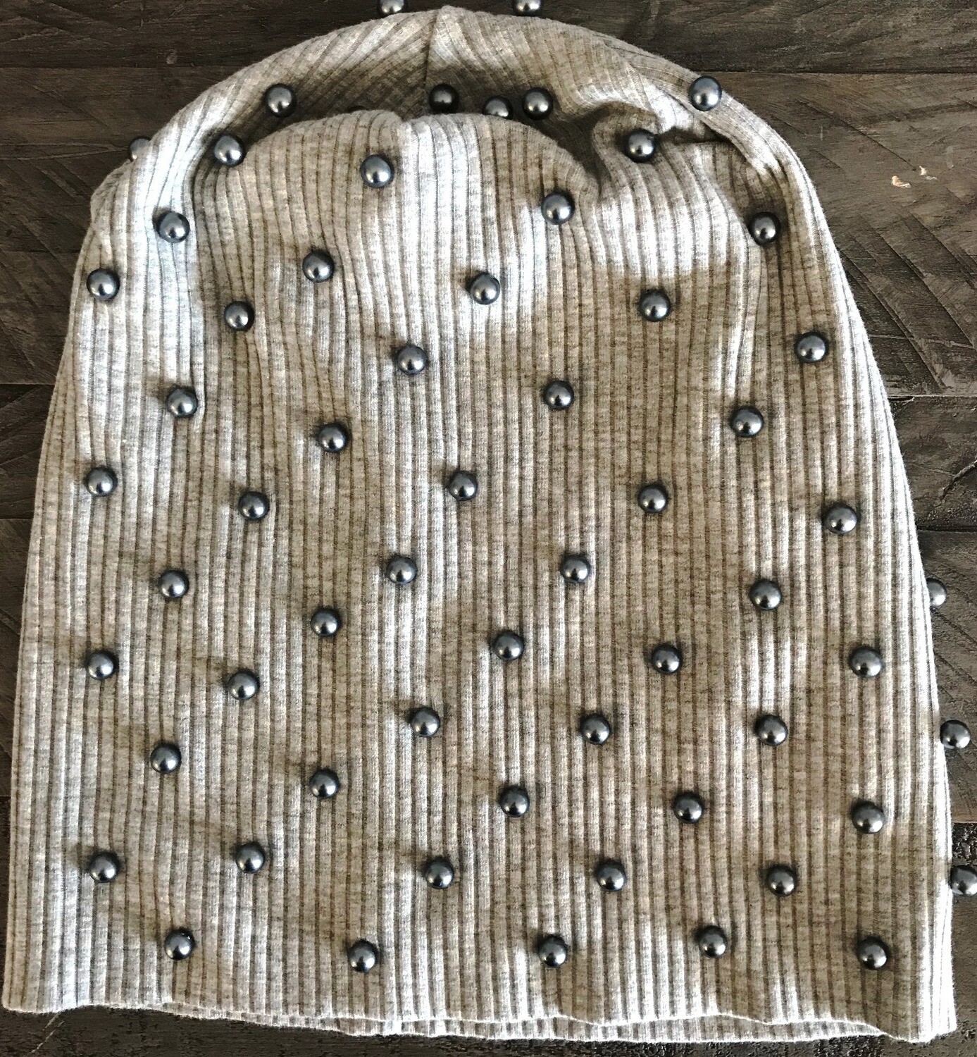 Stylish beanie w/small pearls - light gray