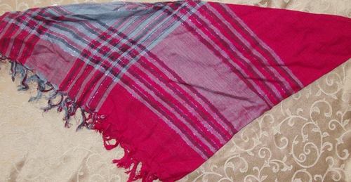 Red triangular tichel bandana