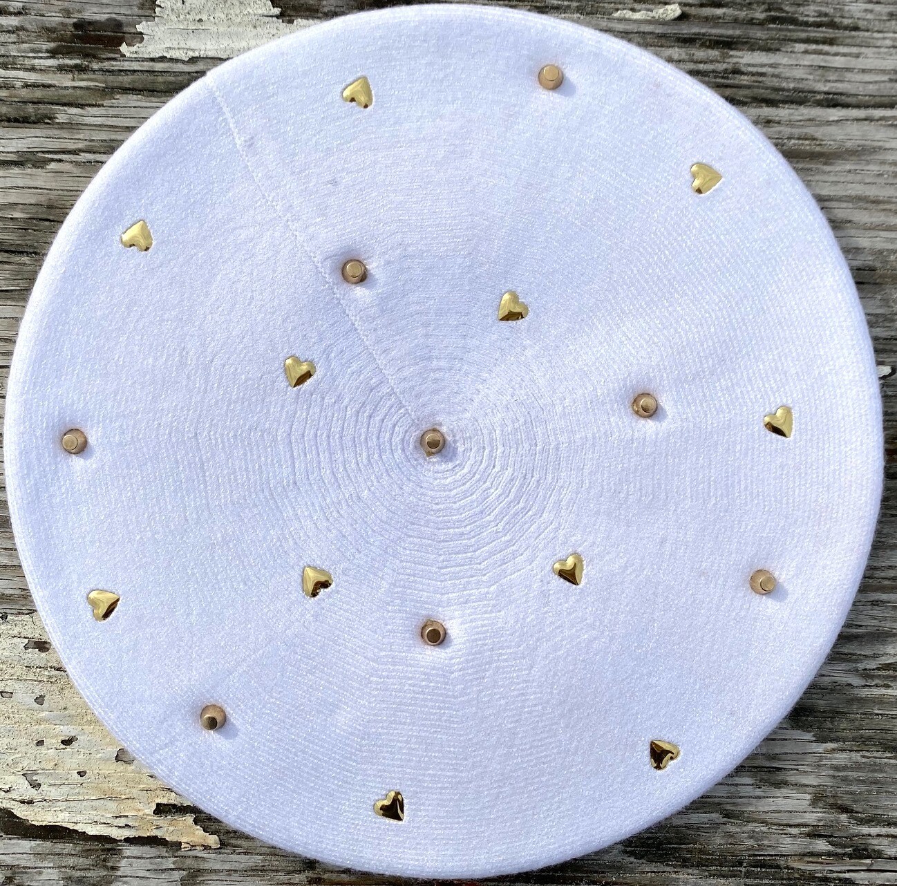 White soft beret w/heart &amp; studs