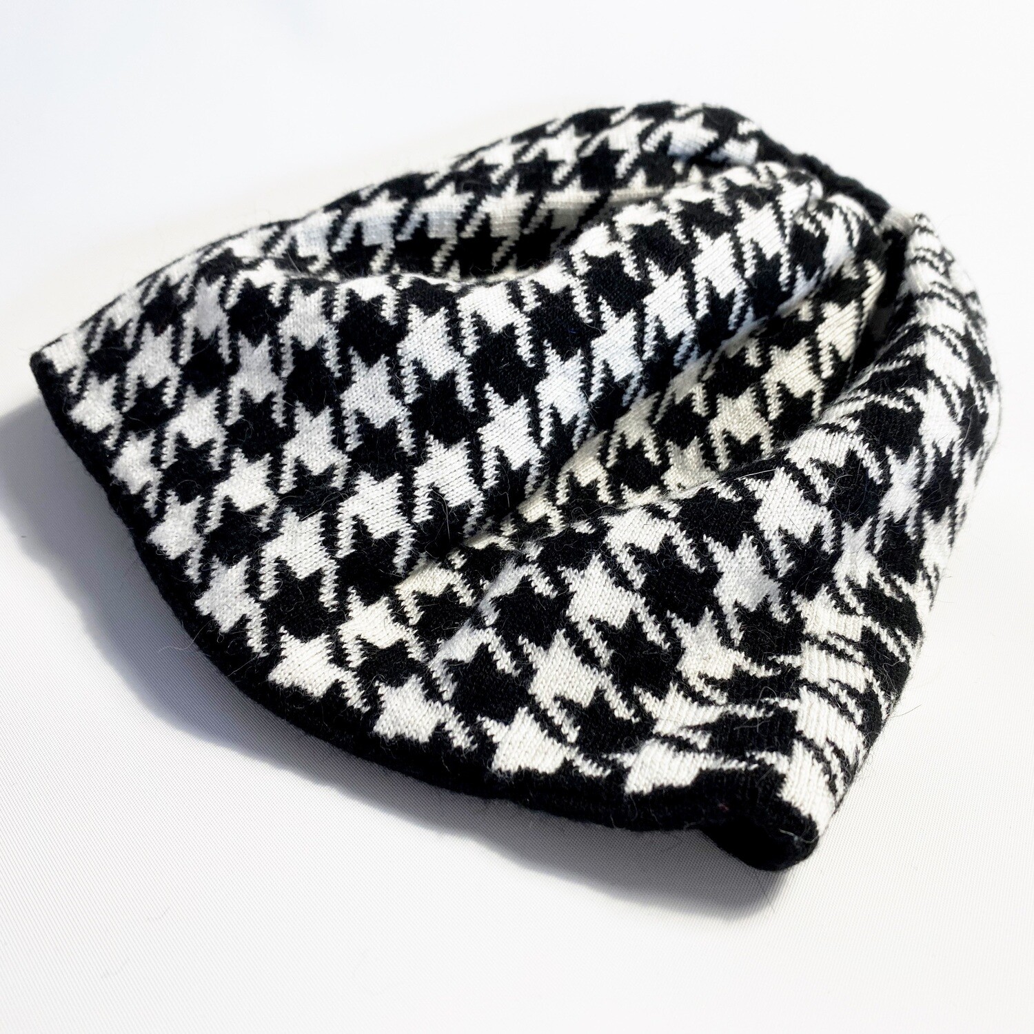 Black/white hound tooth short beanie