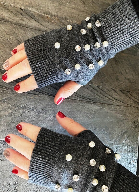 Thin fingerless gloves w/rhinestones and pearls