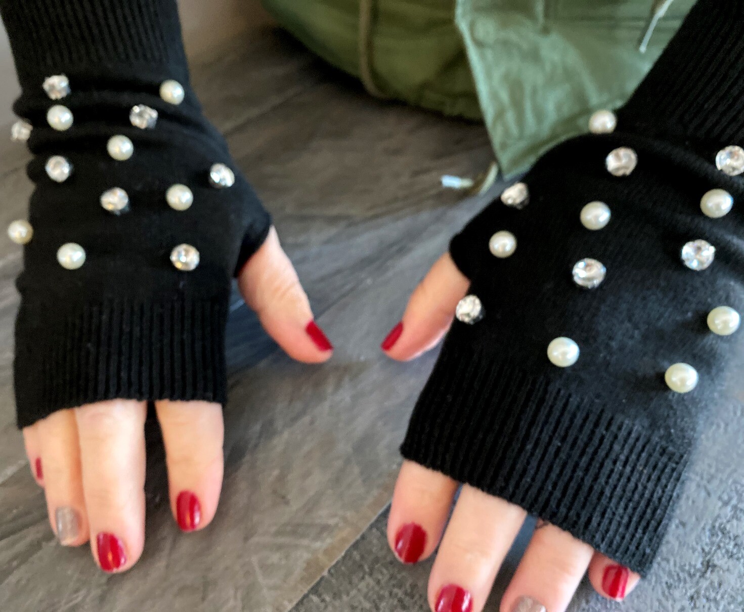 Thin fingerless gloves w/rhinestones and pearls