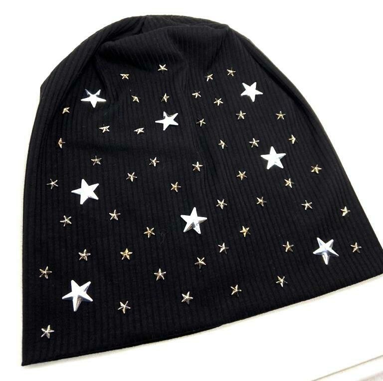 Black ribbed beanie w/small stars