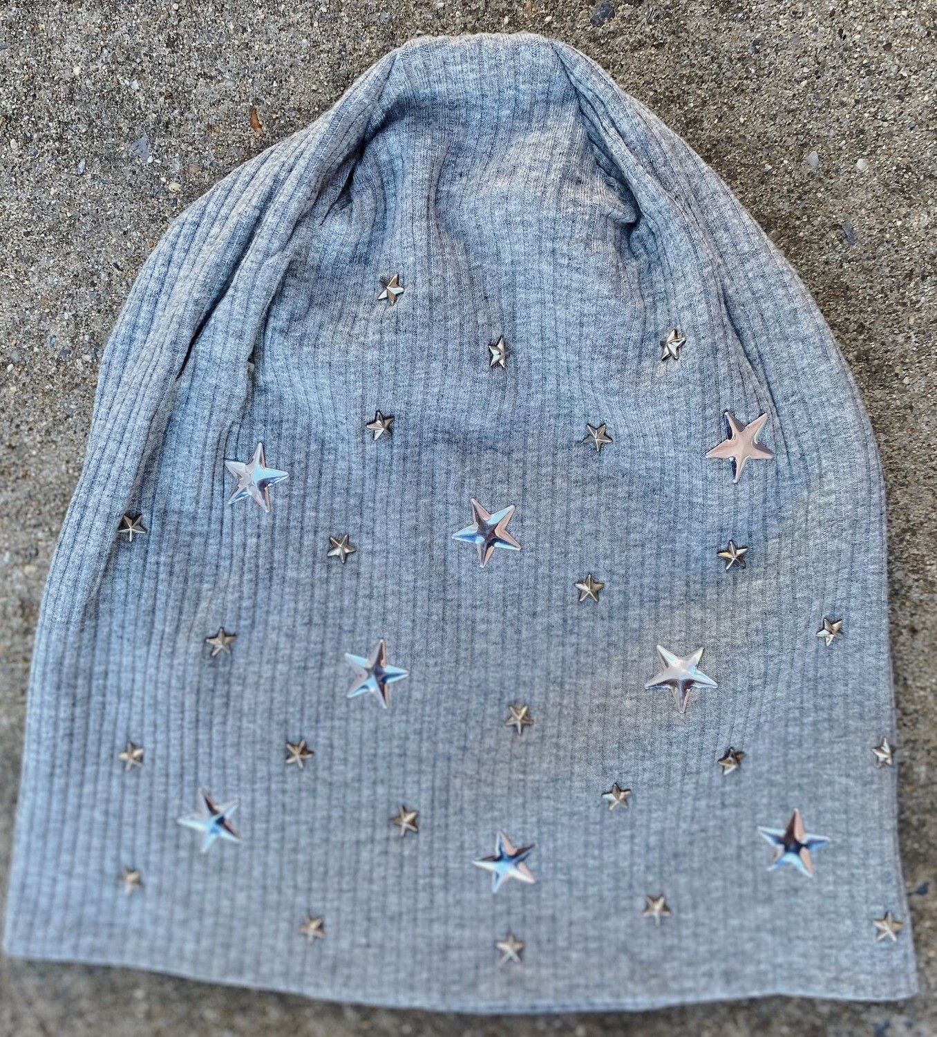 Light gray ribbed beanie w/small stars