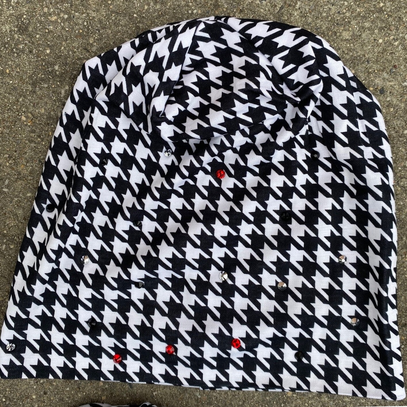 Houndstooth lightweight beanie w/small stones