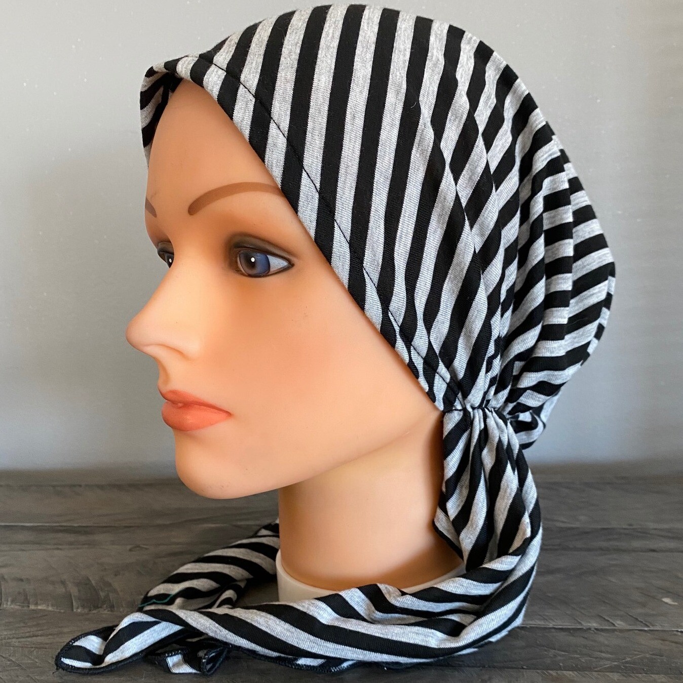 Black striped pre-tied tichel