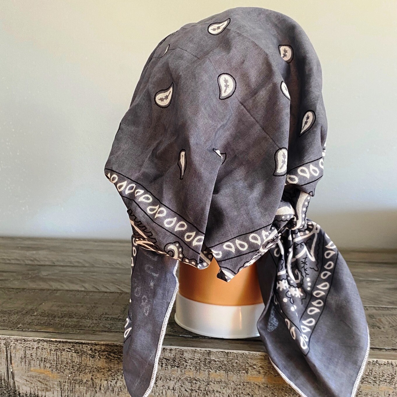 Pre tied bandana gray