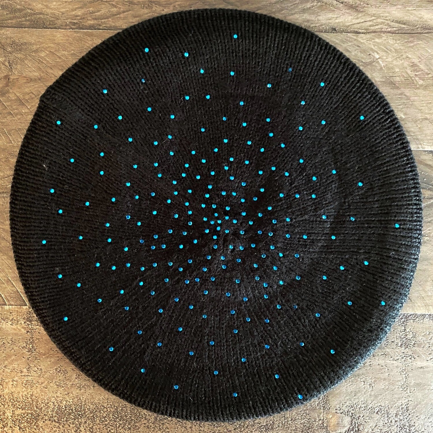 Black lined beret/snood w/royal blue studs