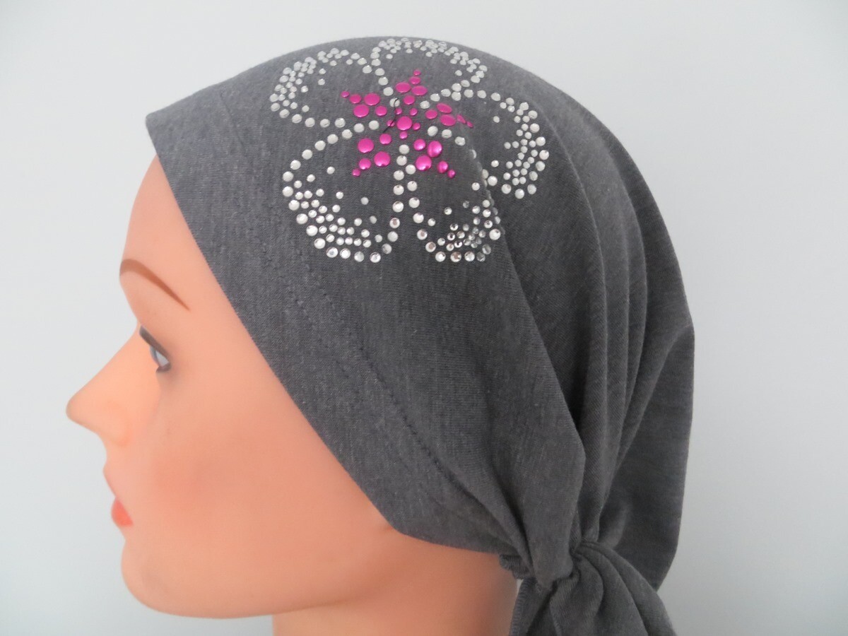 Gray pre tied tichel with applique
