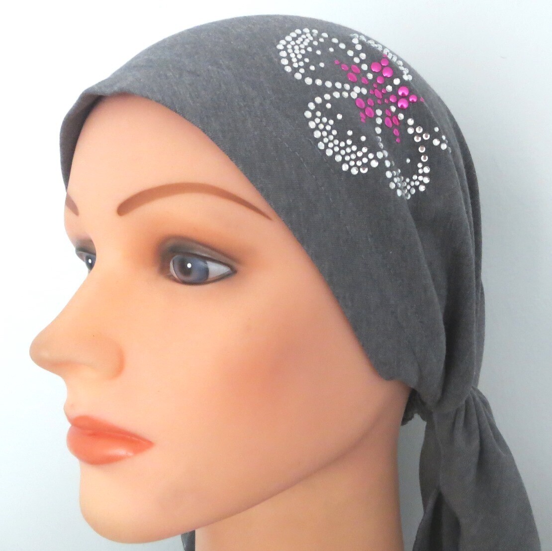 Gray pre tied tichel with applique