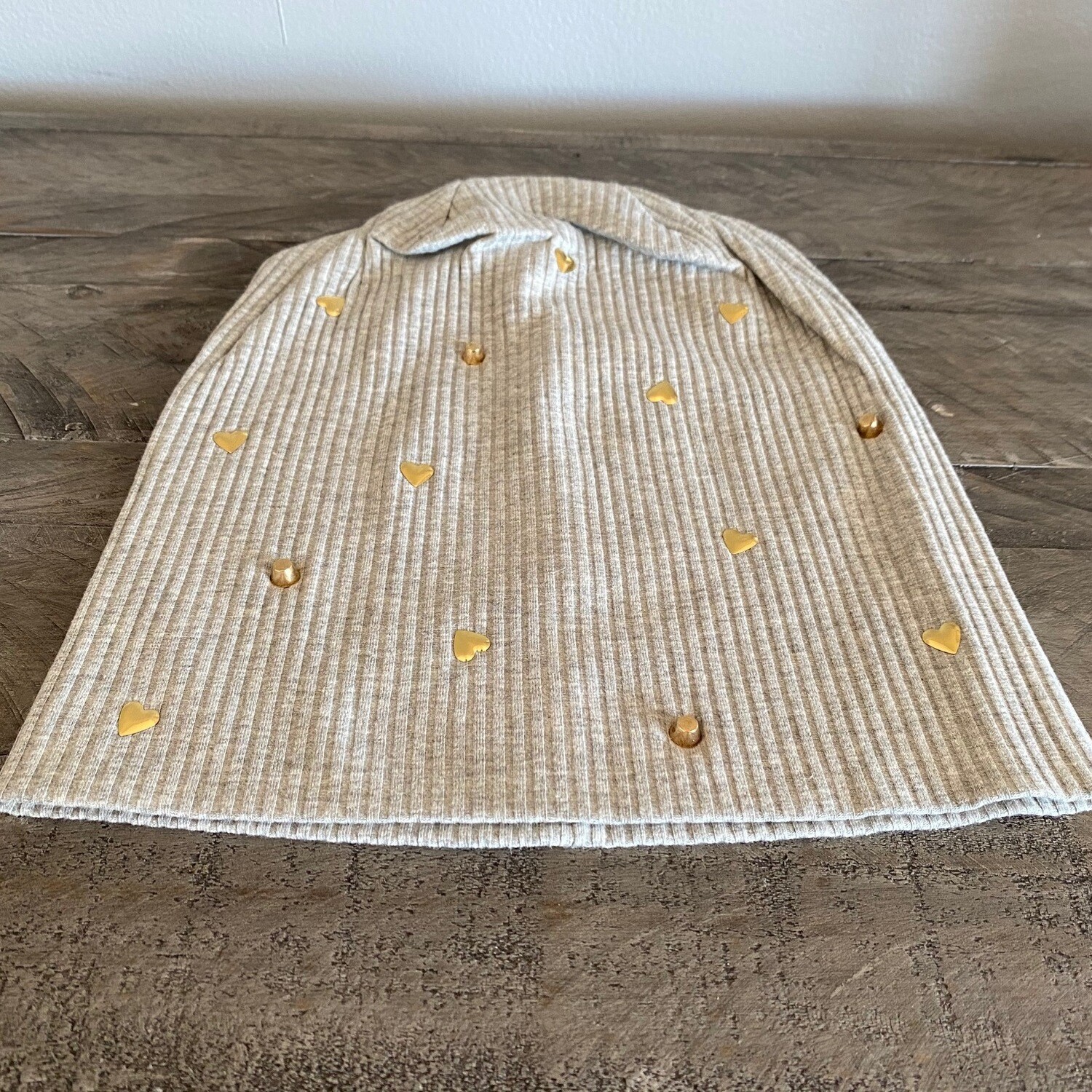 Light gray ribbed cotton beanie - gold hearts &amp; studs