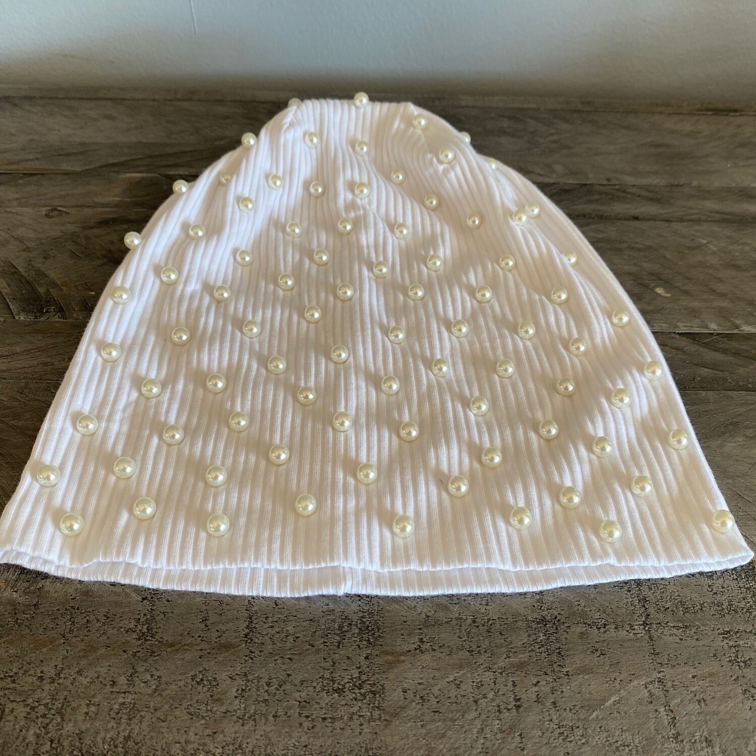 Stylish ribbed beanie w/small pearls - white