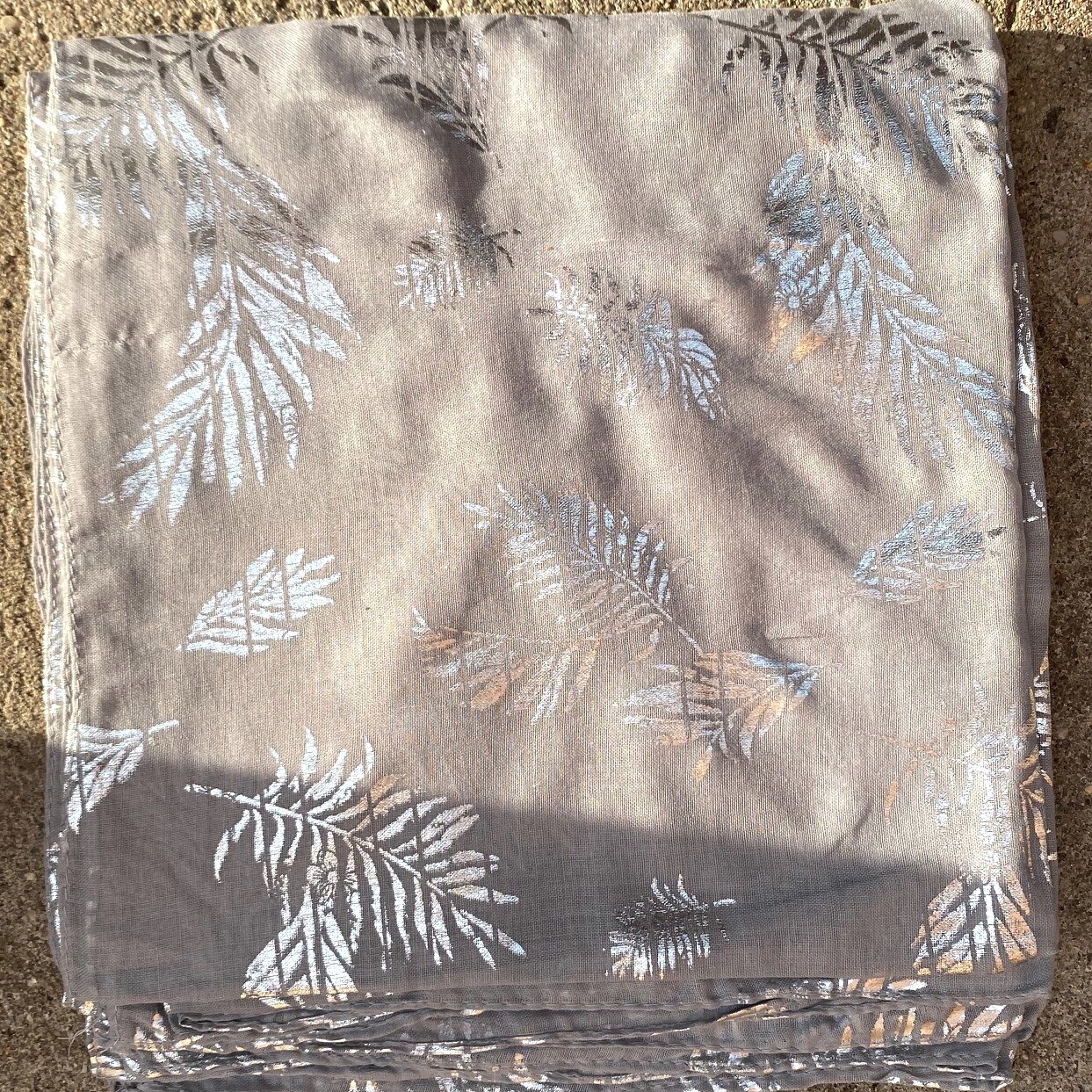 Light gray - silver metallic leaves pattern tichel
