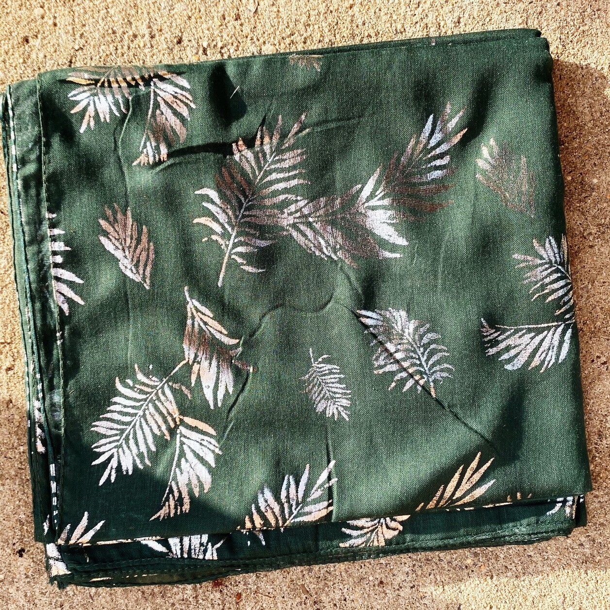 Green - silver metallic leaves pattern tichel