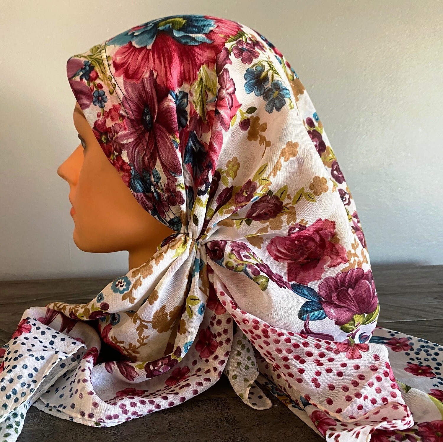 Soft white long back pre-tied kerchief w/band sewn in