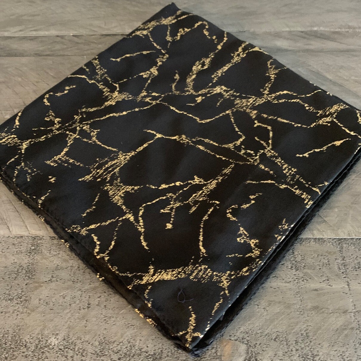 Black - metallic gold marbled pattern tichel