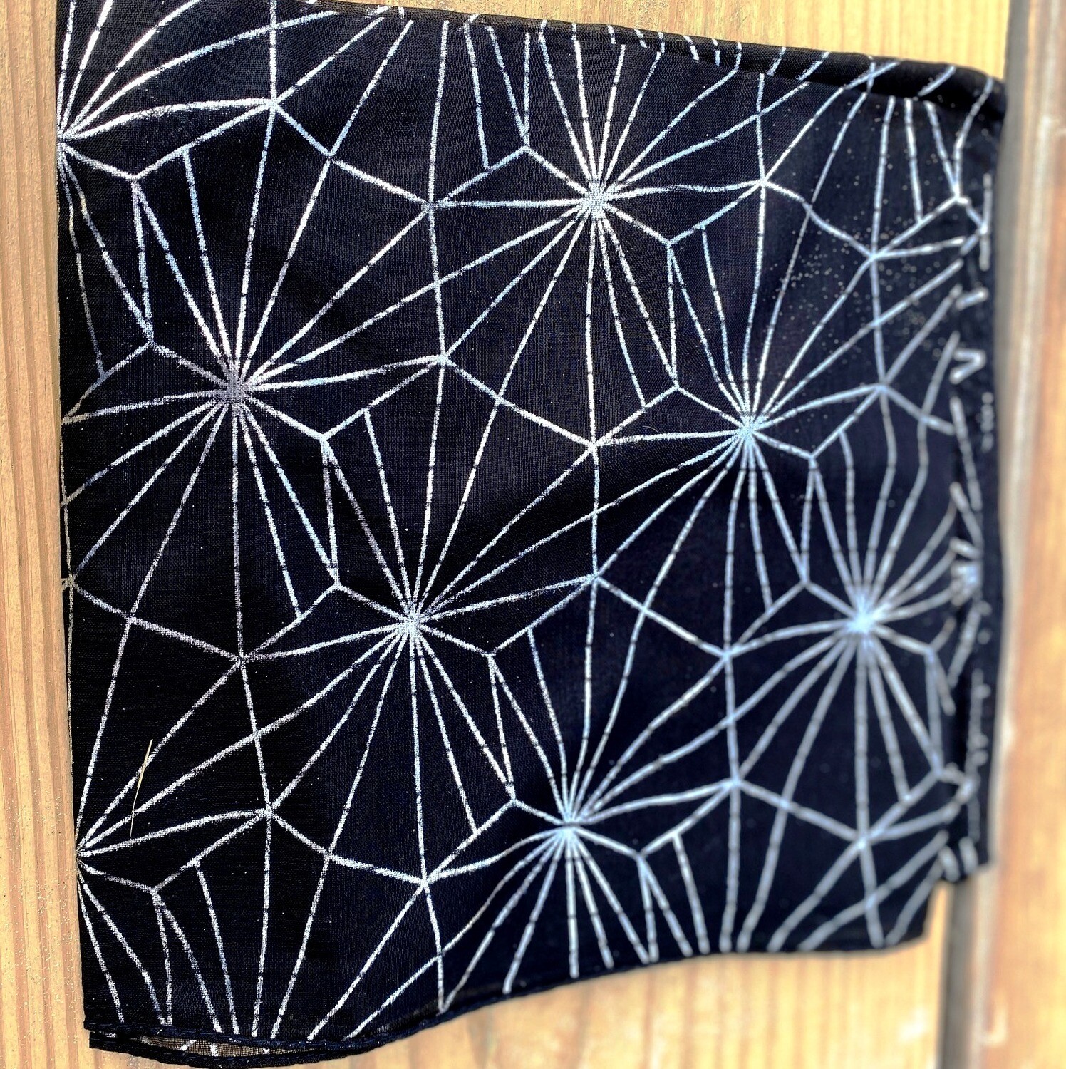 Silver metallic patterned tichel - black