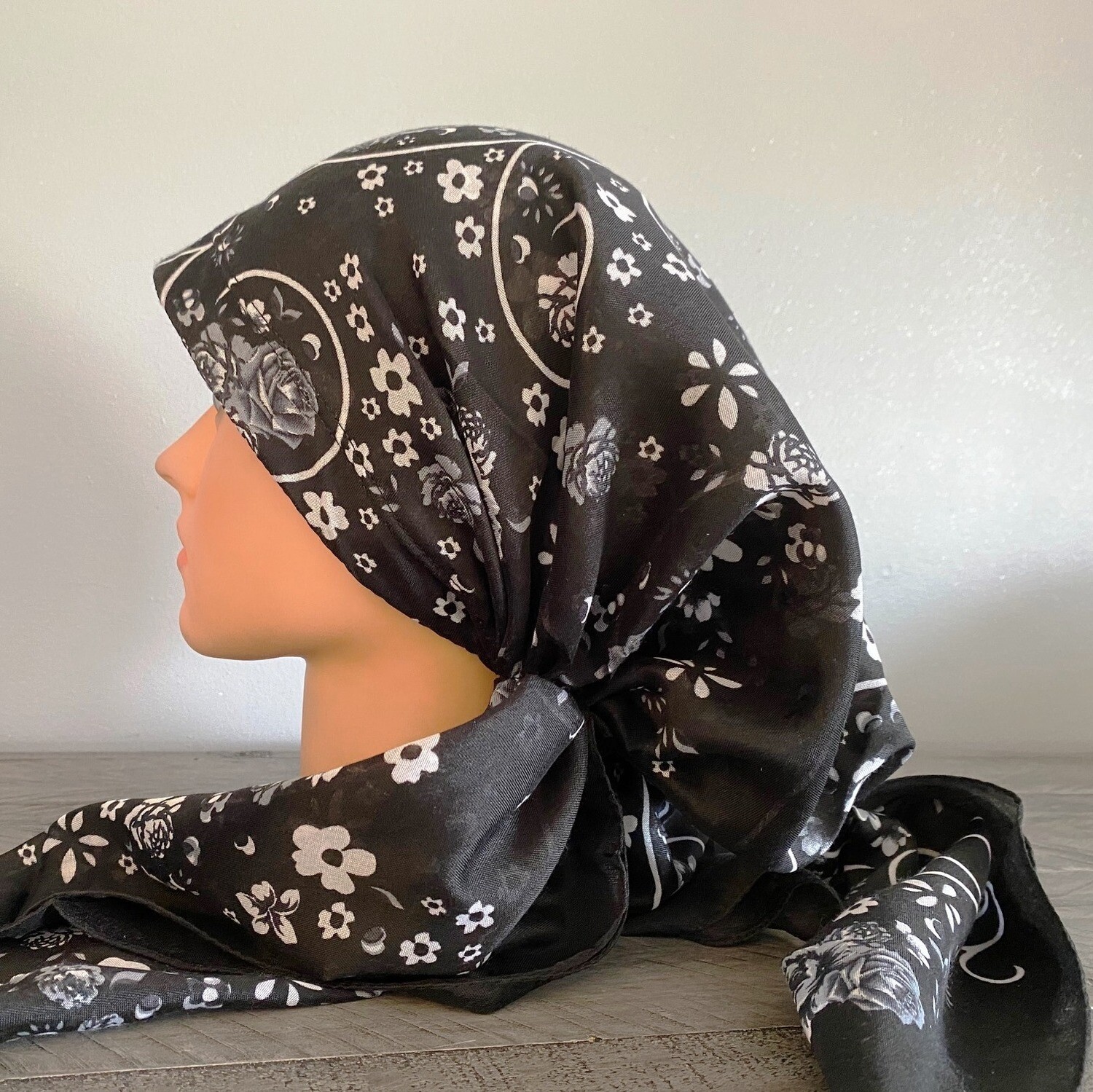 Black/white pretied Turkish Tichel w/band sewn in