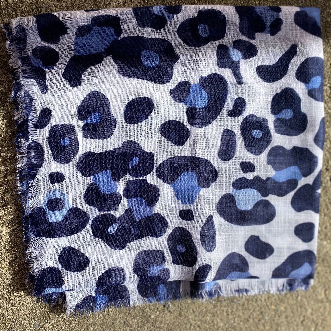 White w/blue leopard fringed tichel