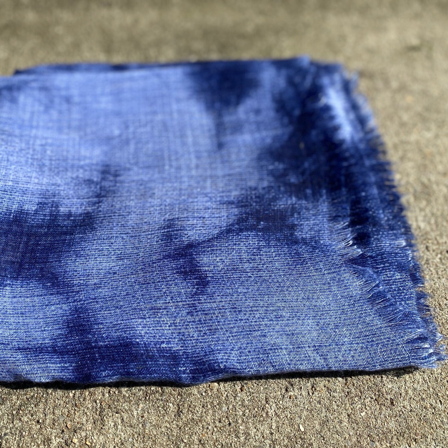 Blue tie dyed fringed tichel