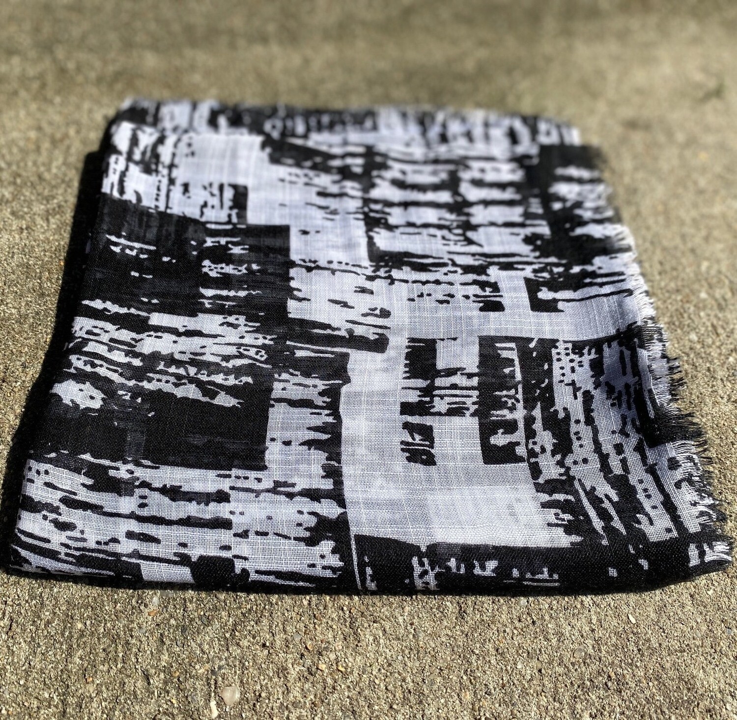 Black/white patterned fringed tichel