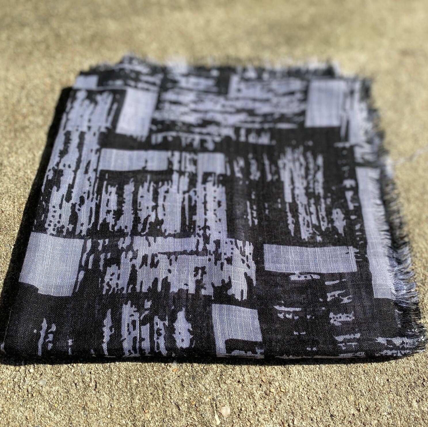 Black/gray patterned fringed tichel