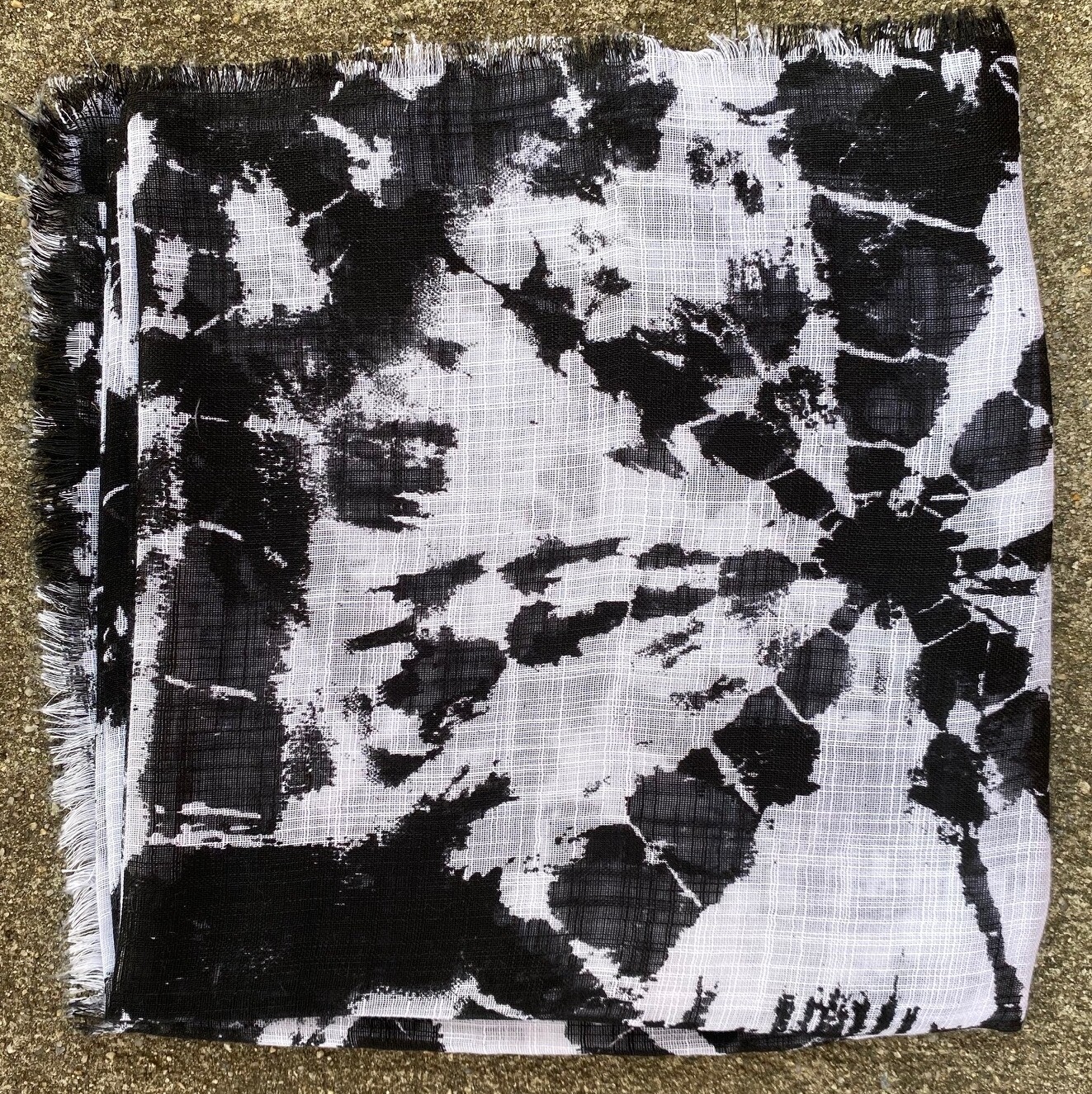 Black/white circular tie dyed soft fringed tichel