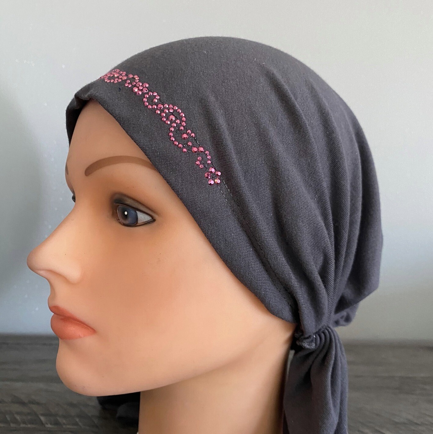 Gray pre tied tichel w/thin applique