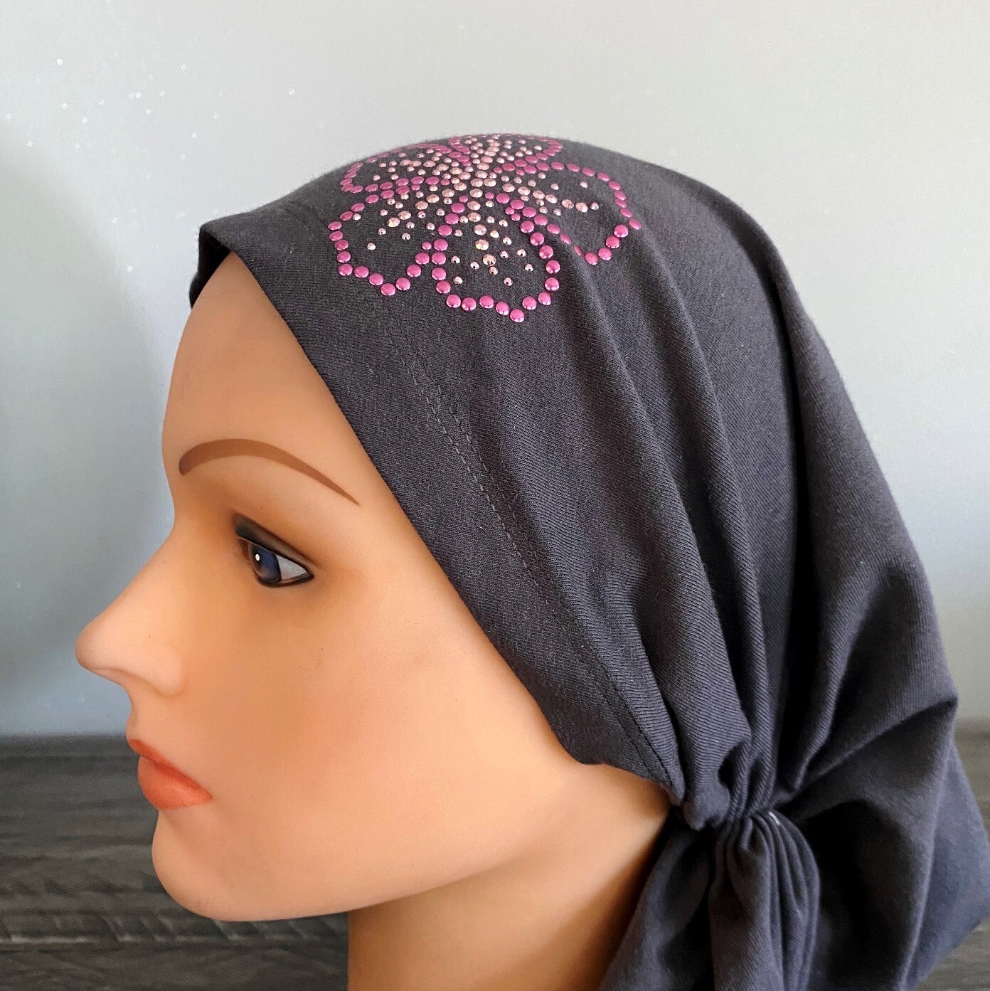 Gray pre tied tichel w/applique - XL