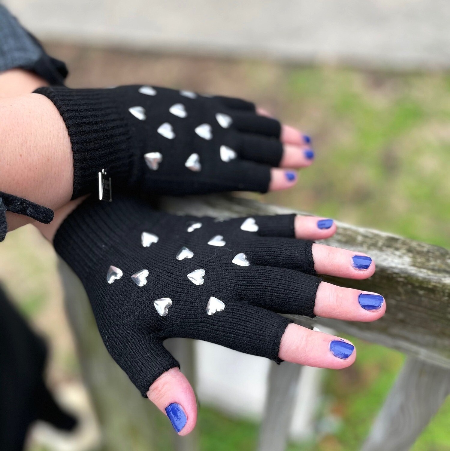 Thin fingerless gloves w/silver hearts - black