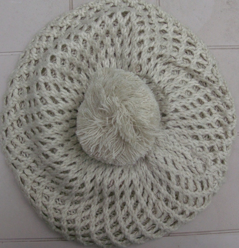 Pom pom knitted beret beige