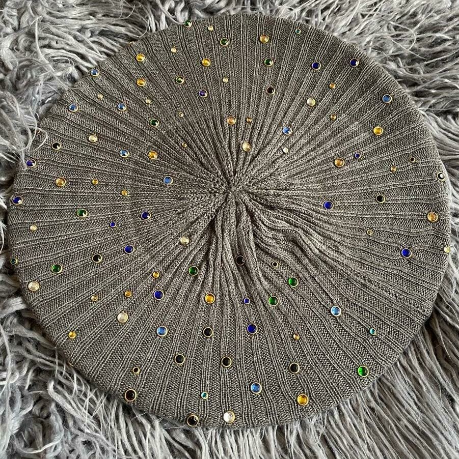 Gray ribbed studded beret/snood