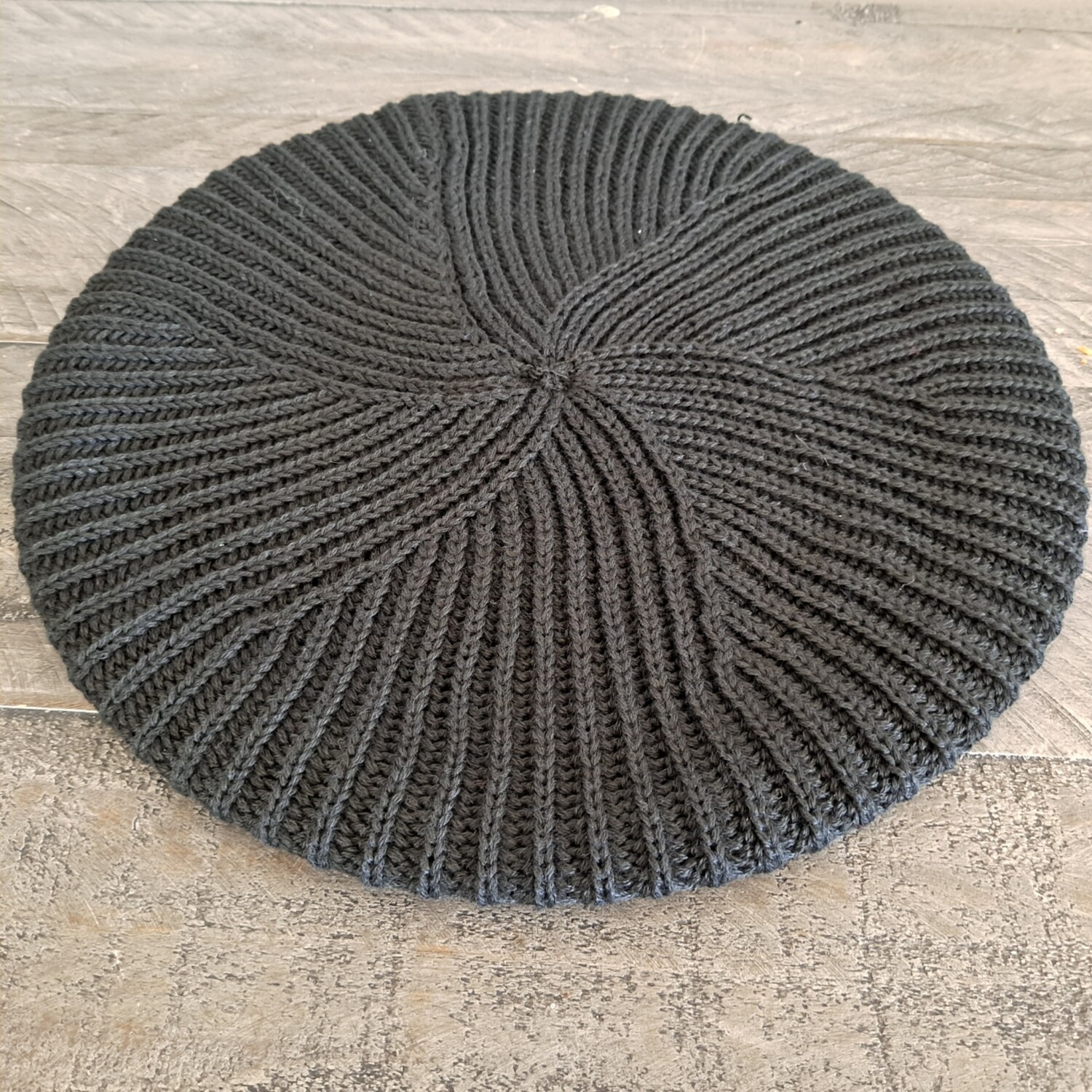 Black - lined thin ribbed beret/snood