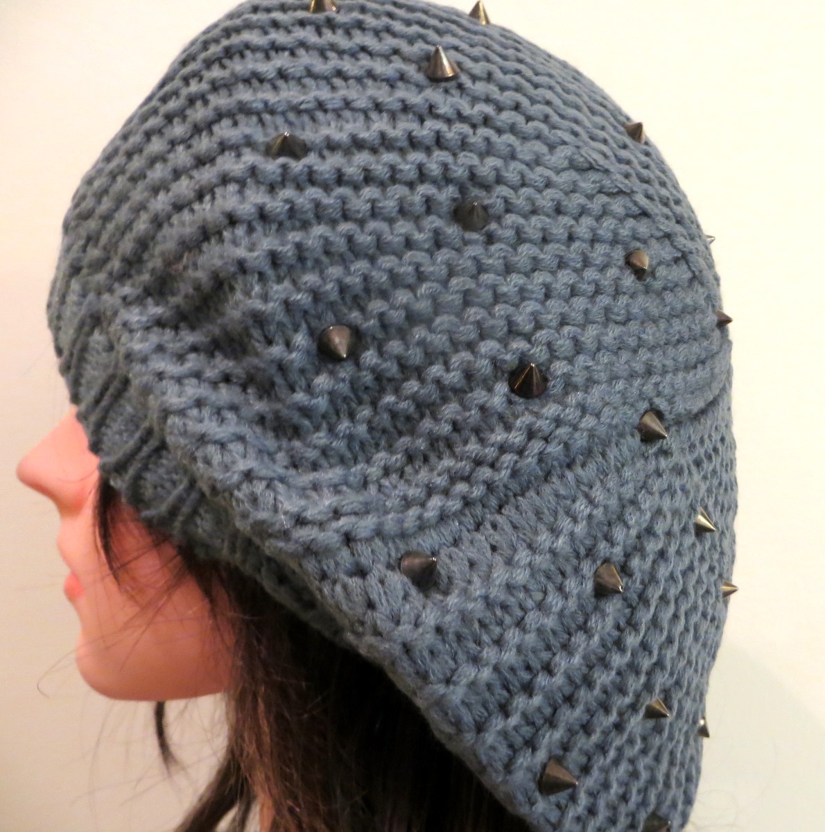Gray beret with spikes