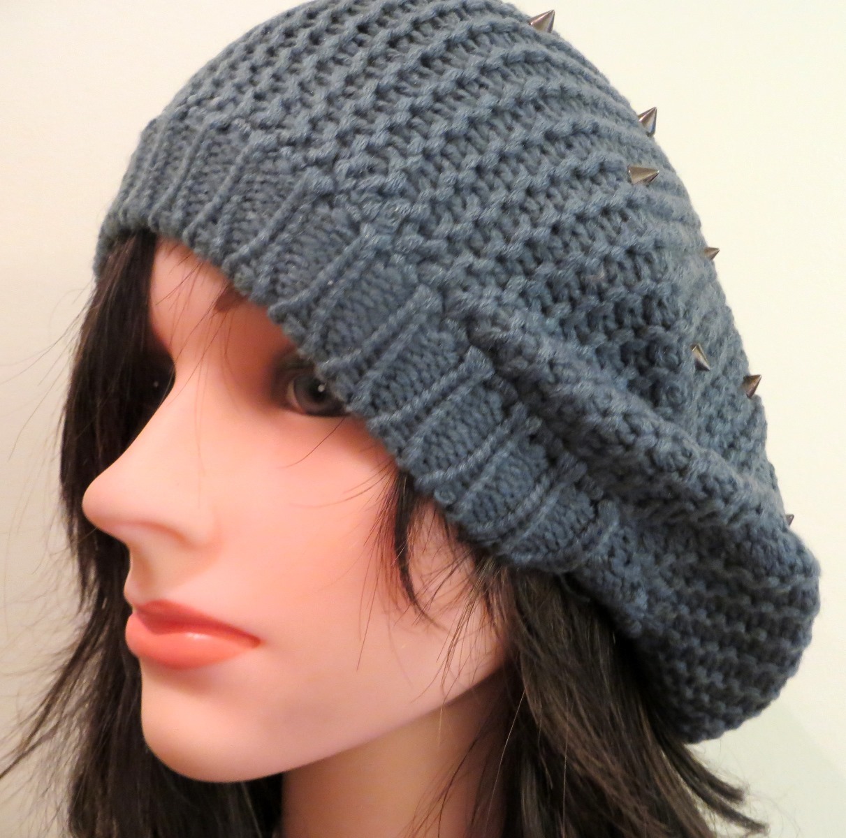 Gray beret with spikes