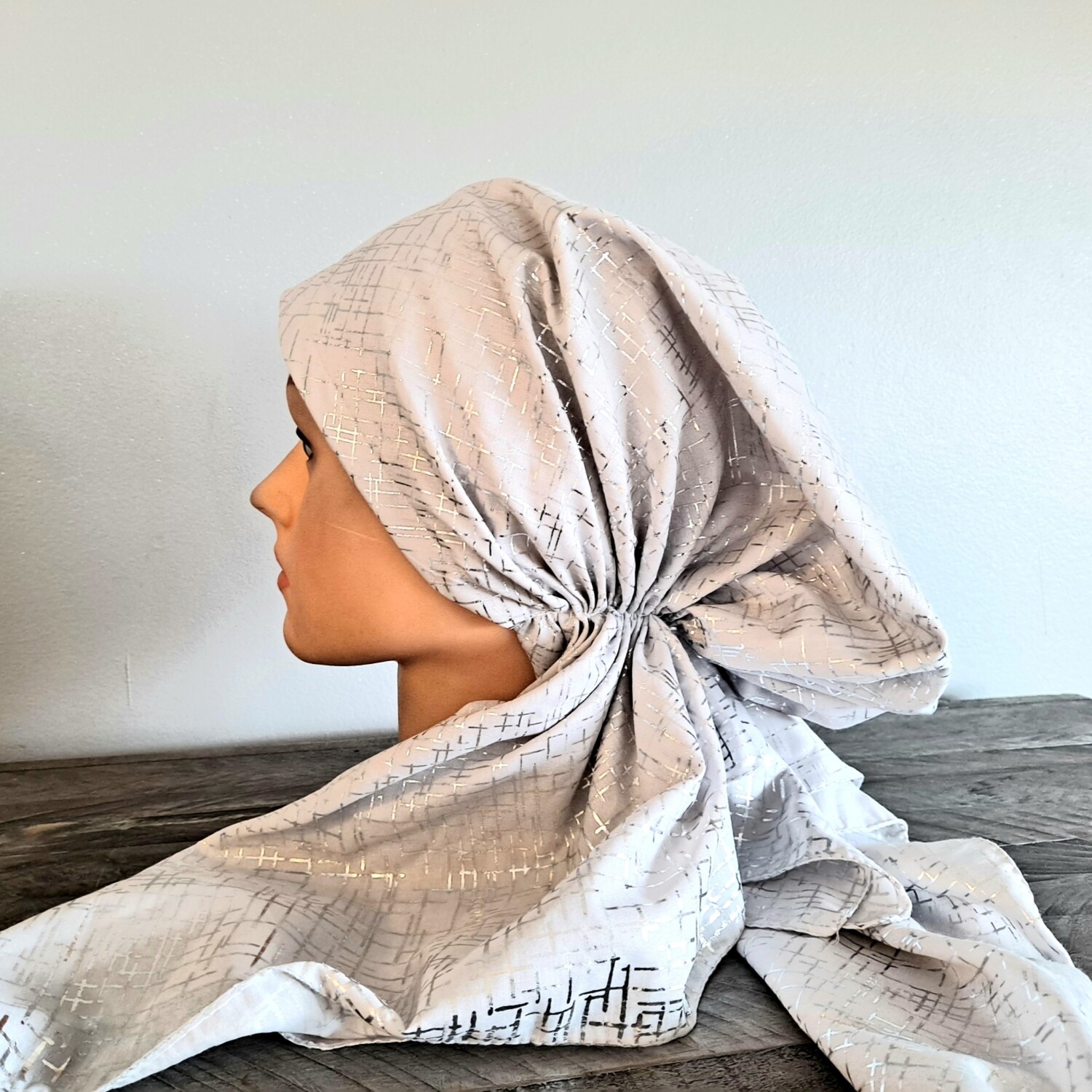 Light gray - silver lines patterned pretied tichel