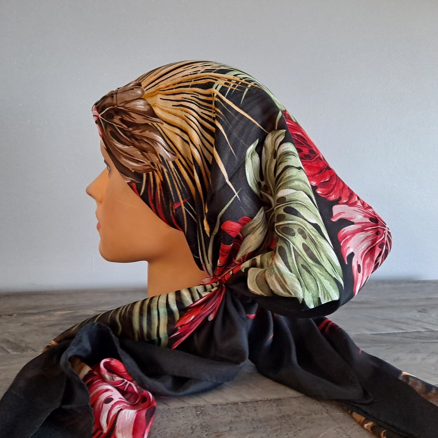 Beautiful black pre-tied  w/band sewn in