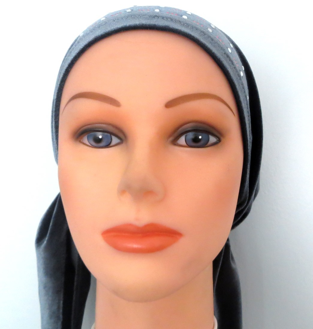 Gray pre tied tichel with applique