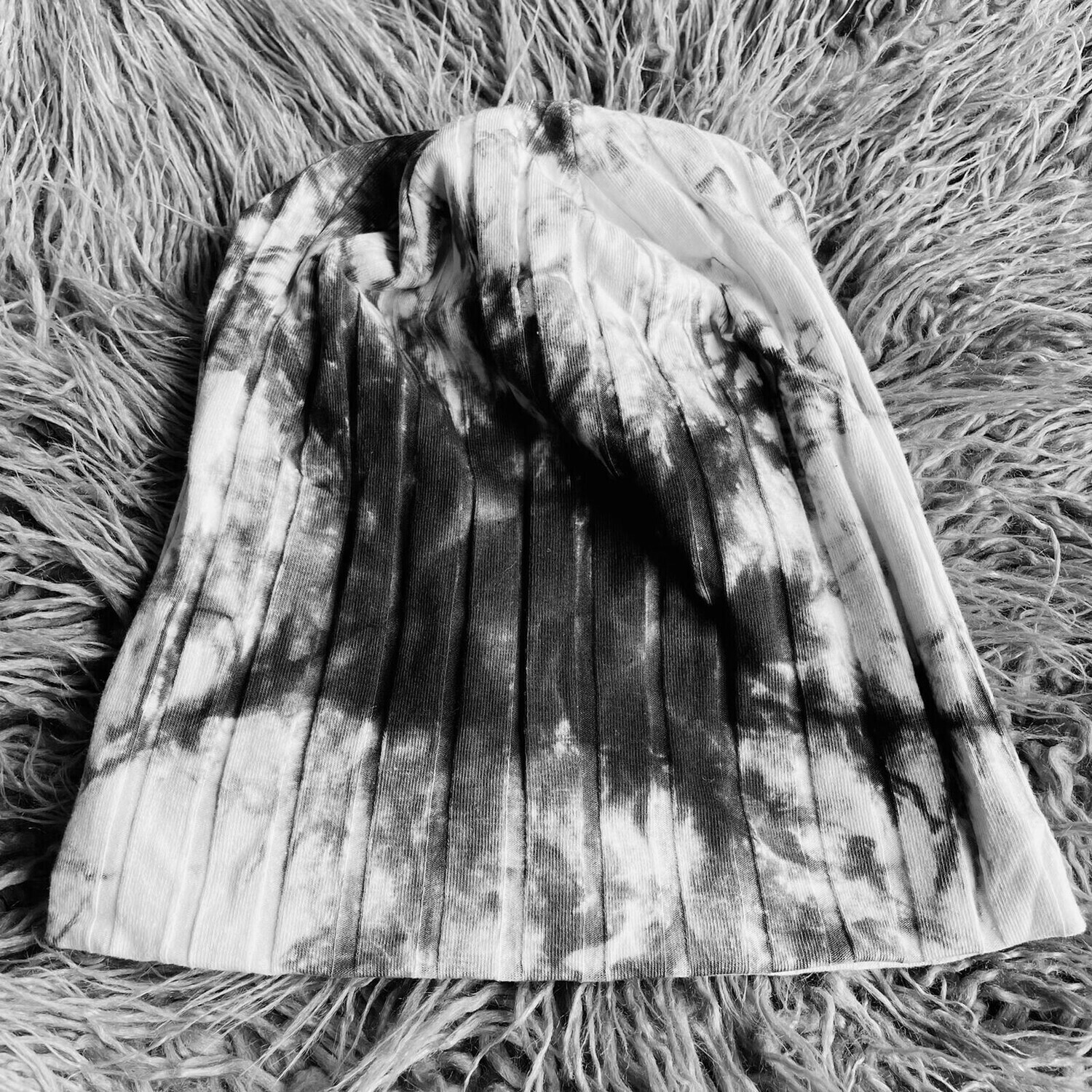 Black tie dyed wide ribbed beanie