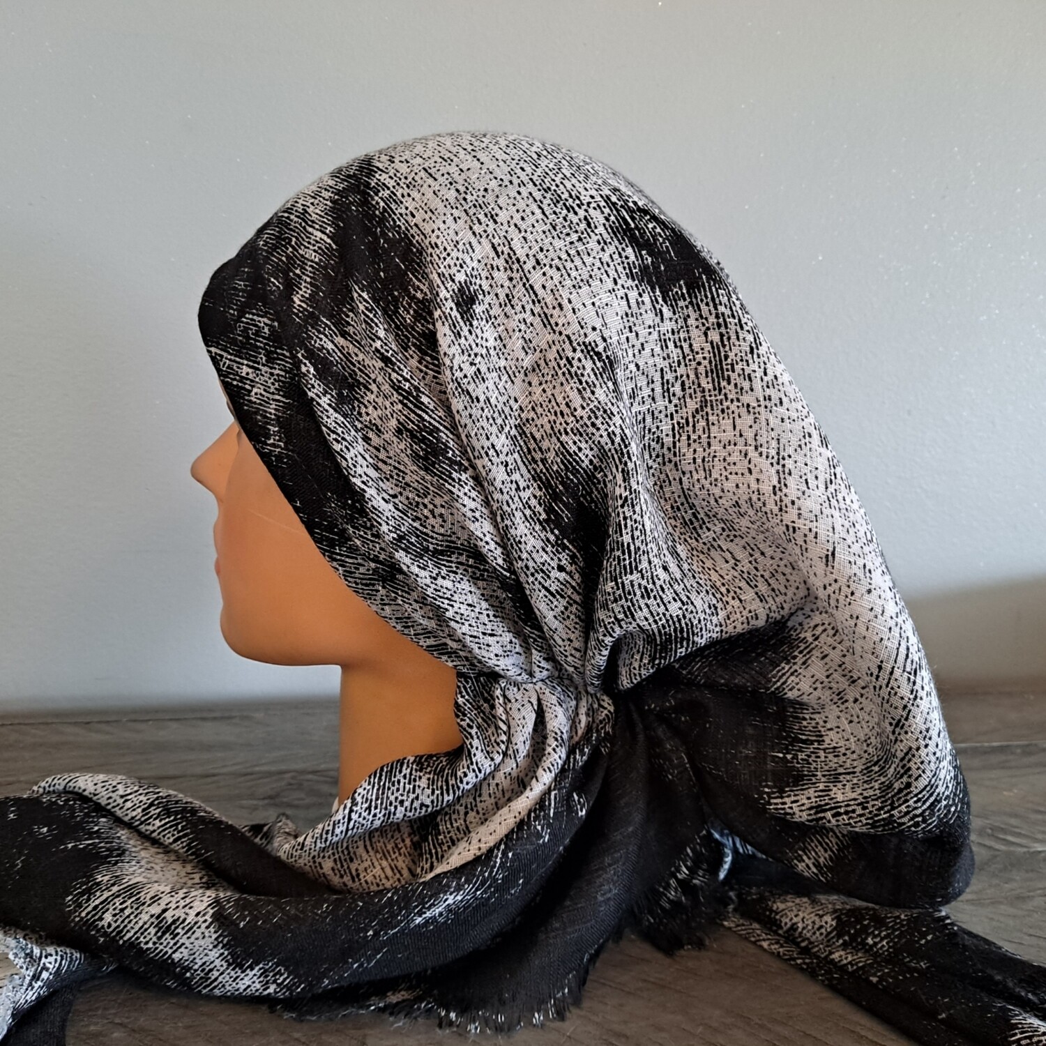 Black/white tie dyed - soft fringes pretied tichel