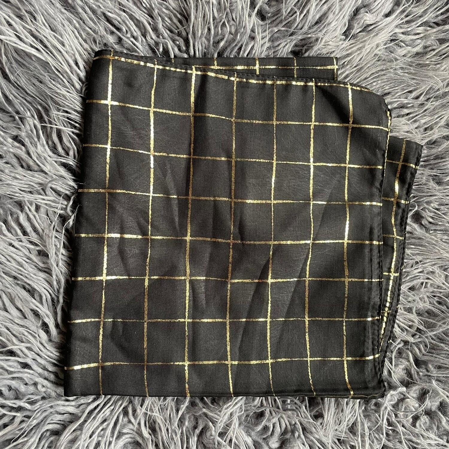 Black/gold metallic squares patterned tichel