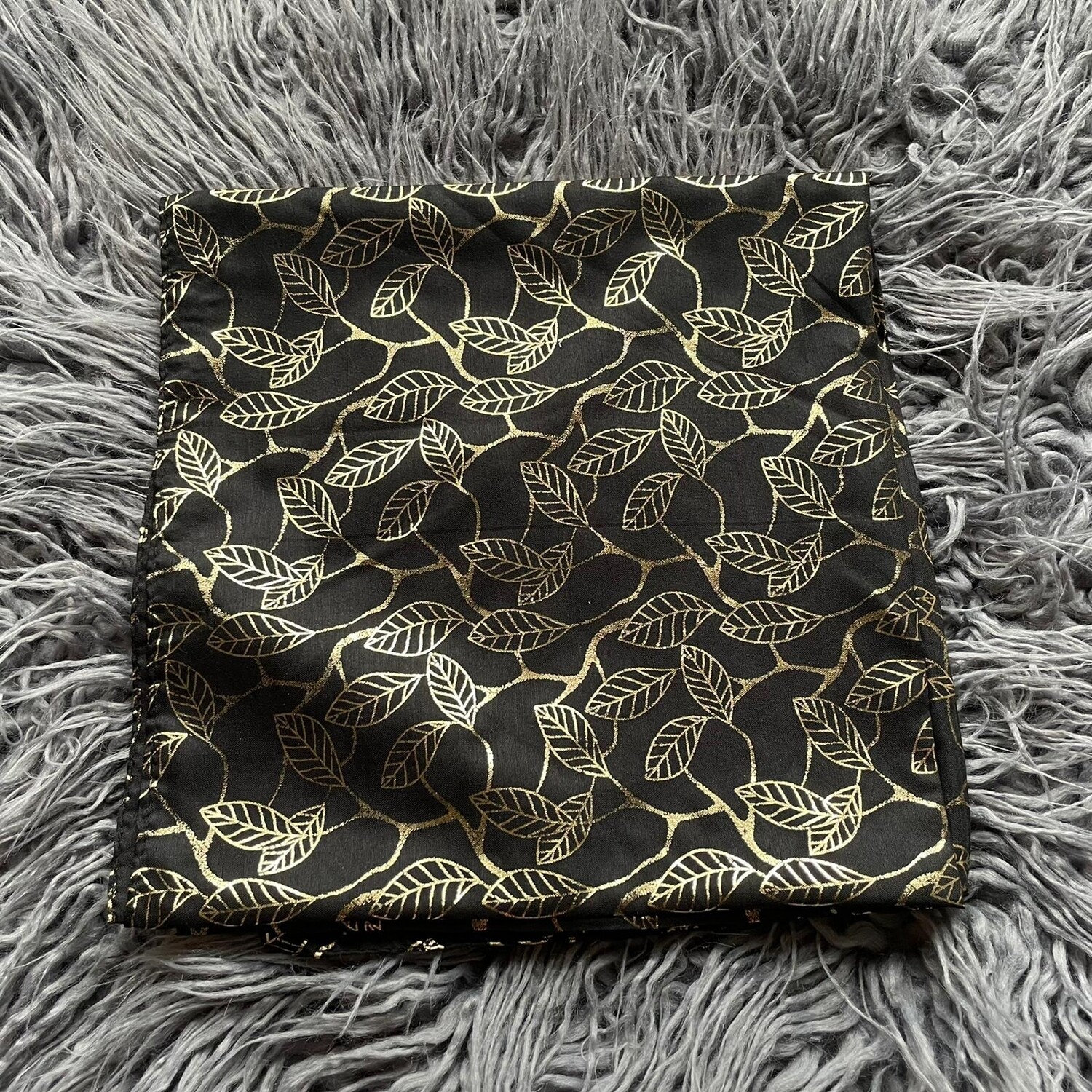 Black/gold metallic small leaves patterned tichel