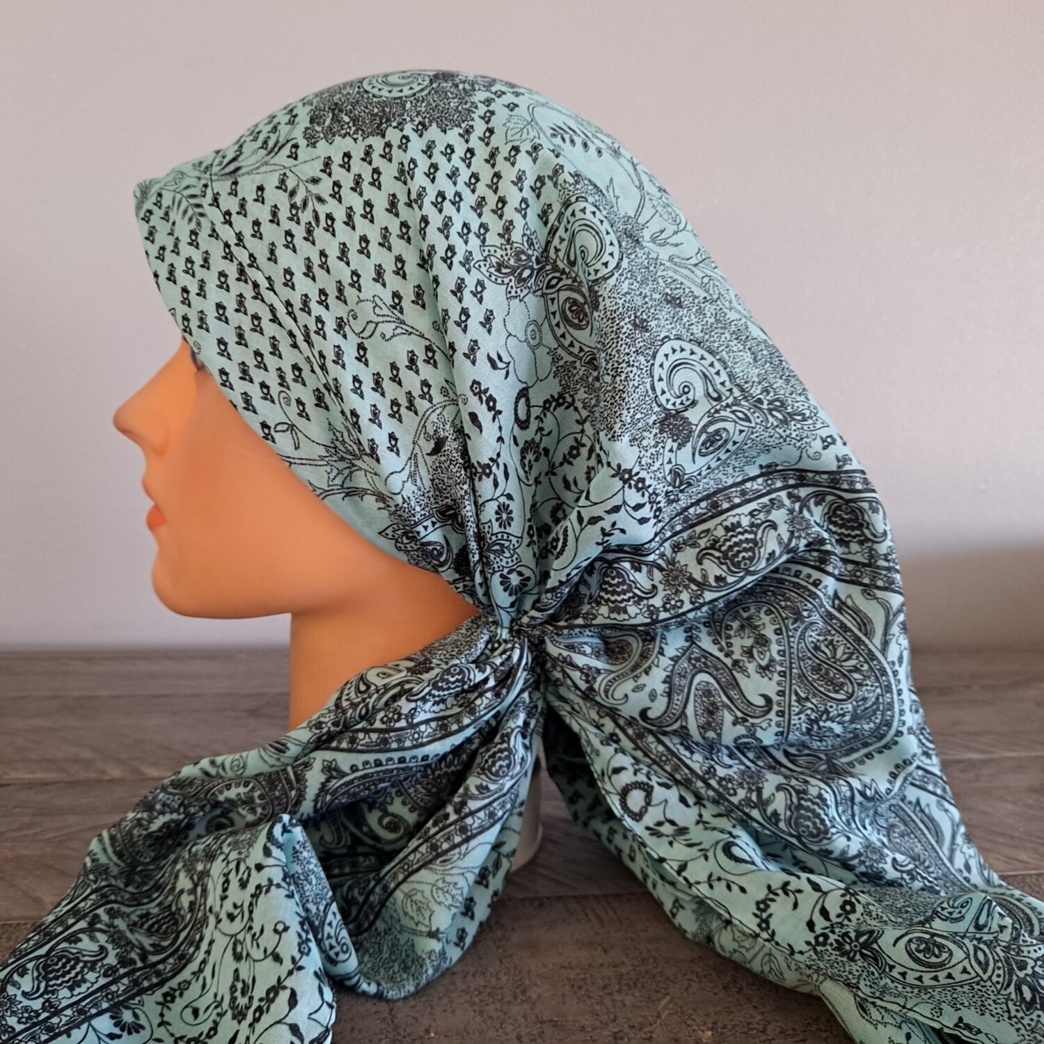 Mint long back pre-tied kerchief w/band sewn in