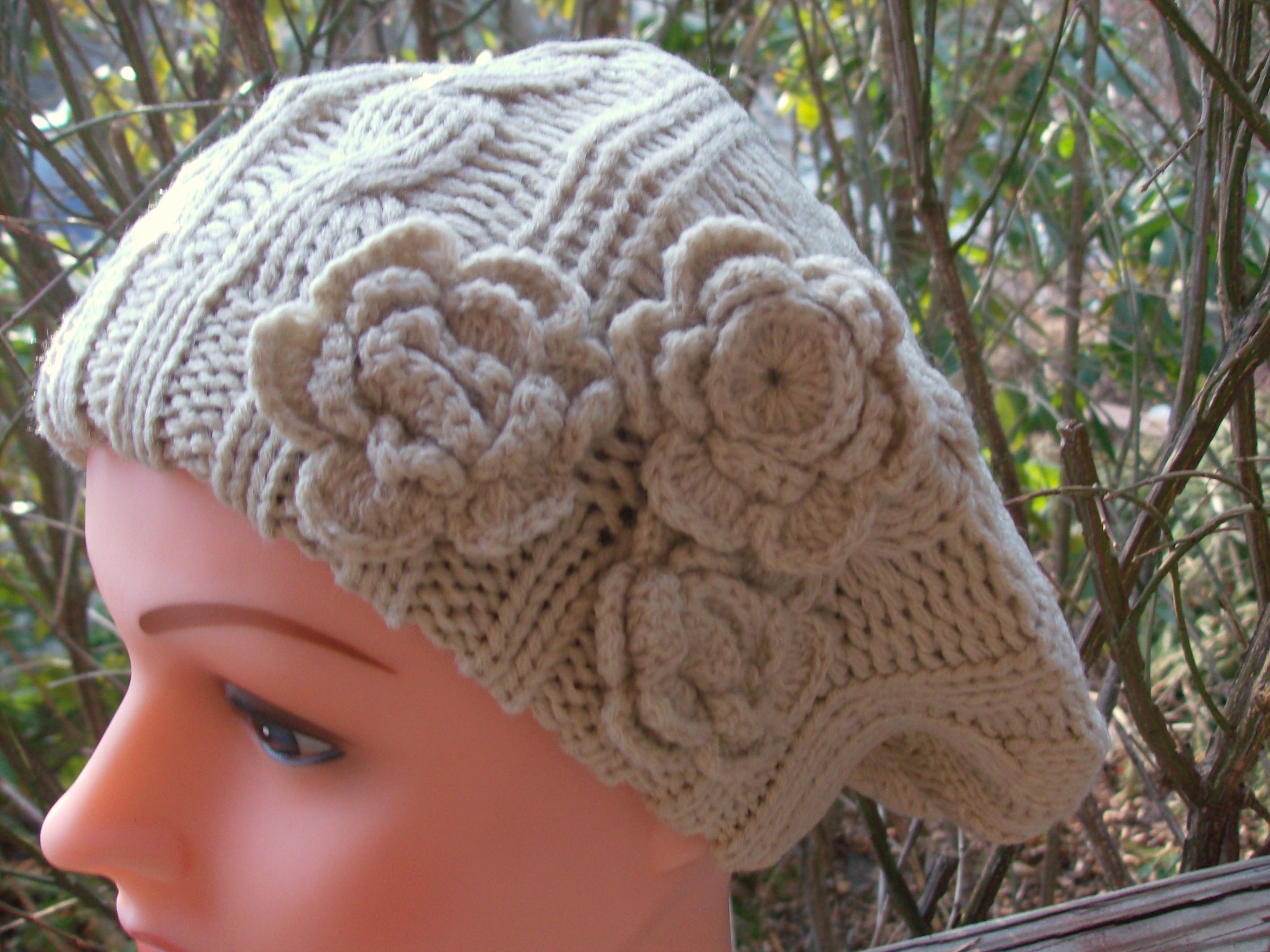 Triple side flower beret lighter beige
