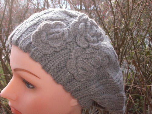 Triple side flower beret darker beige / gray