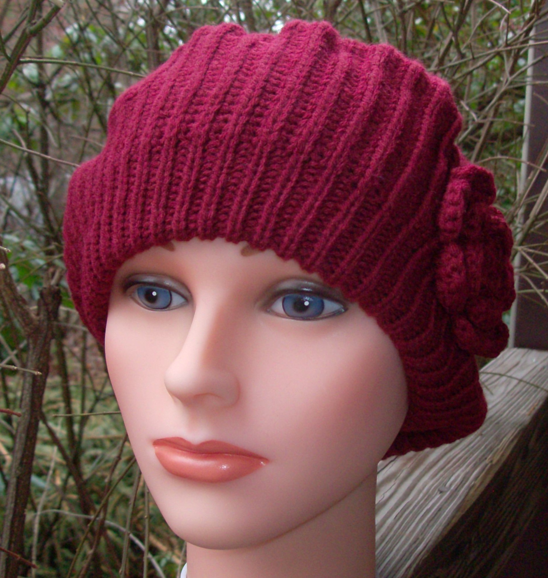 Single flower beret maroon